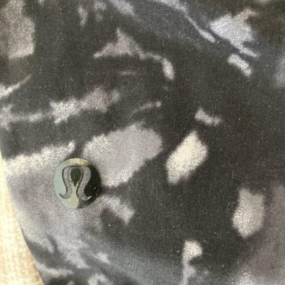 LULULEMON Sz S Tie Dye Cuffed Shorts with Pockets - Picture 6 of 6